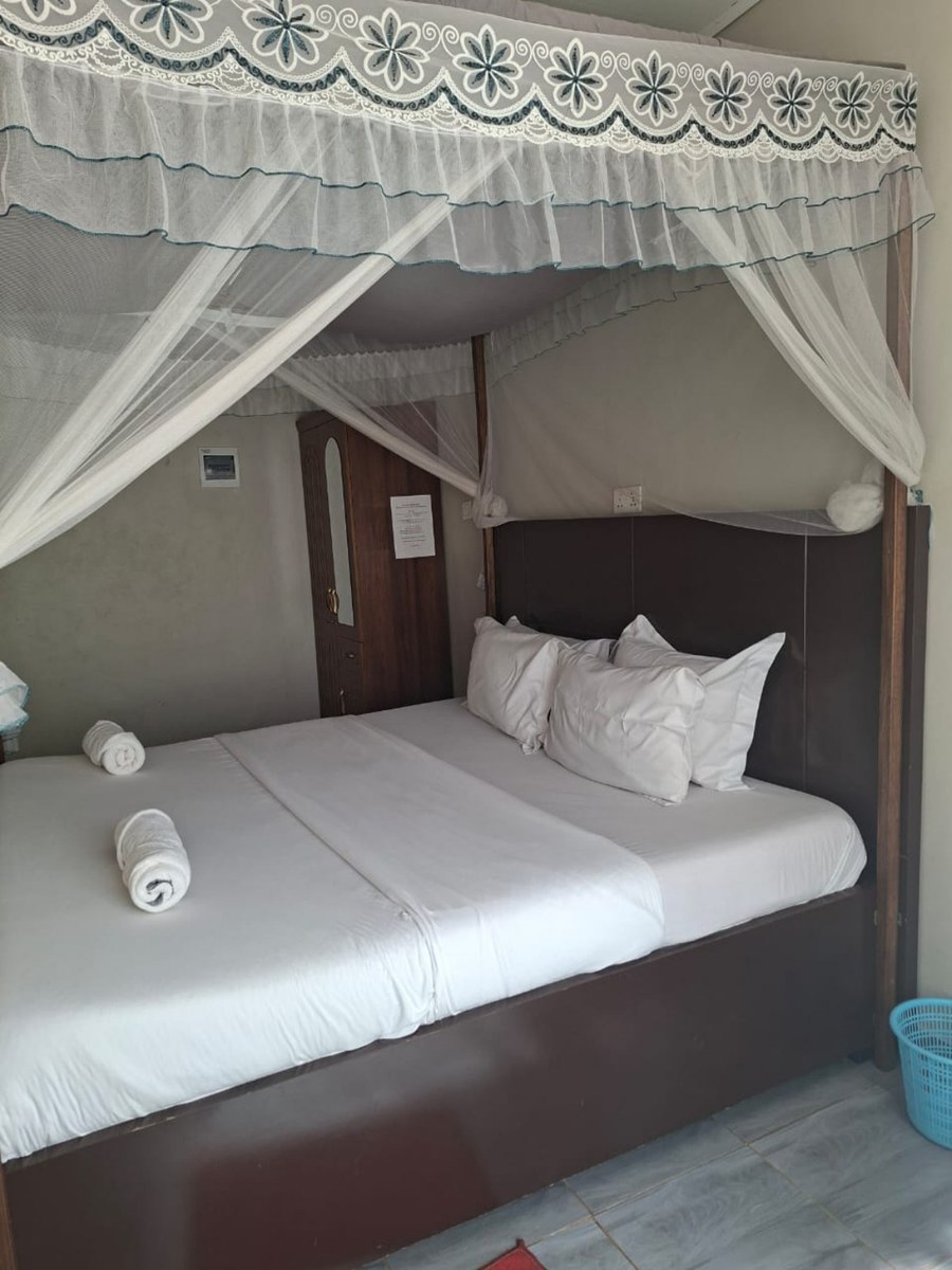 Twin room with canopy bed and towels